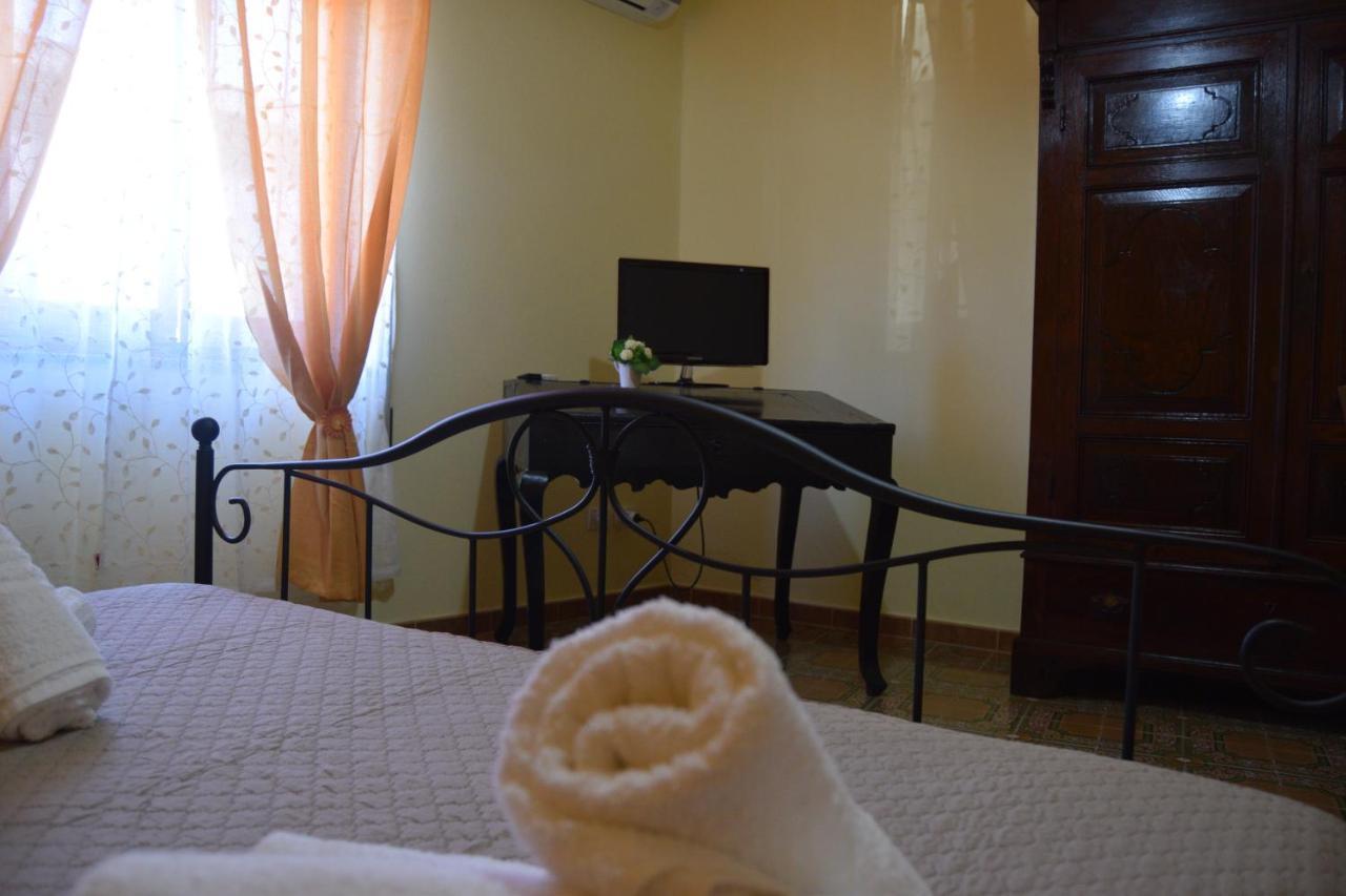 Bed and Breakfast Su Fassoi Cabras Exterior foto