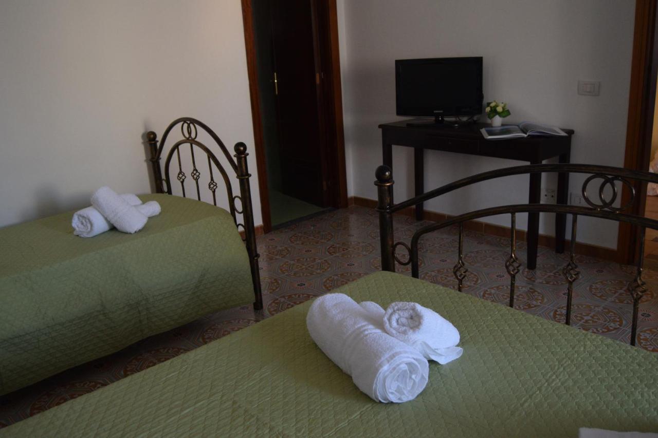 Bed and Breakfast Su Fassoi Cabras Exterior foto