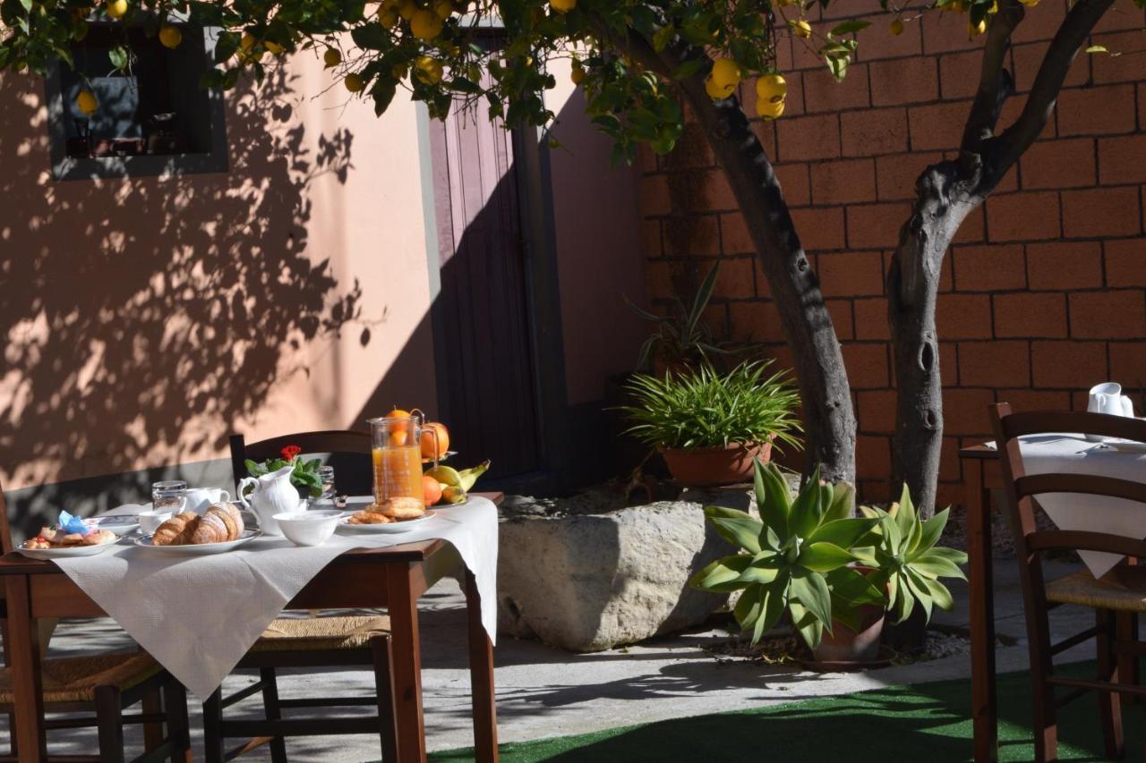 Bed and Breakfast Su Fassoi Cabras Exterior foto
